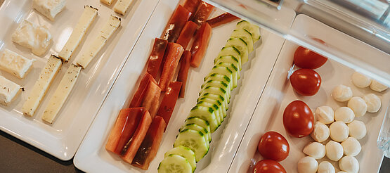 Buffettisch mit Aufschnitt, Marmelade und Butter