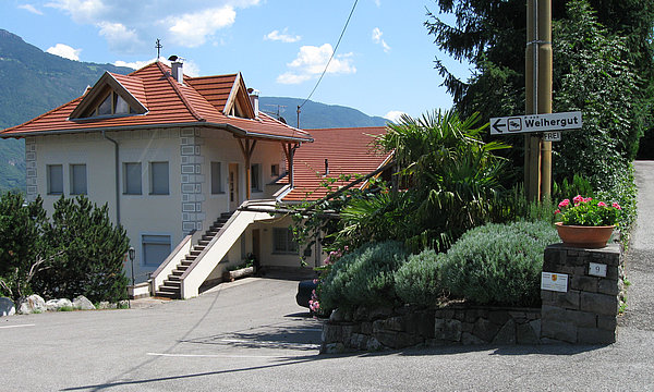 Einfahrt zur Pension mit Parkplatz direkt am Haus.